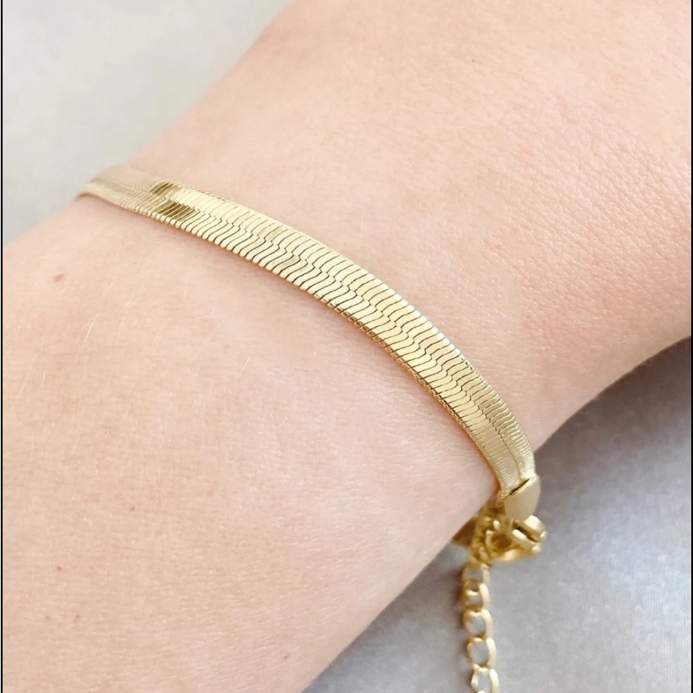 Elegant Gold Chain Bracelet